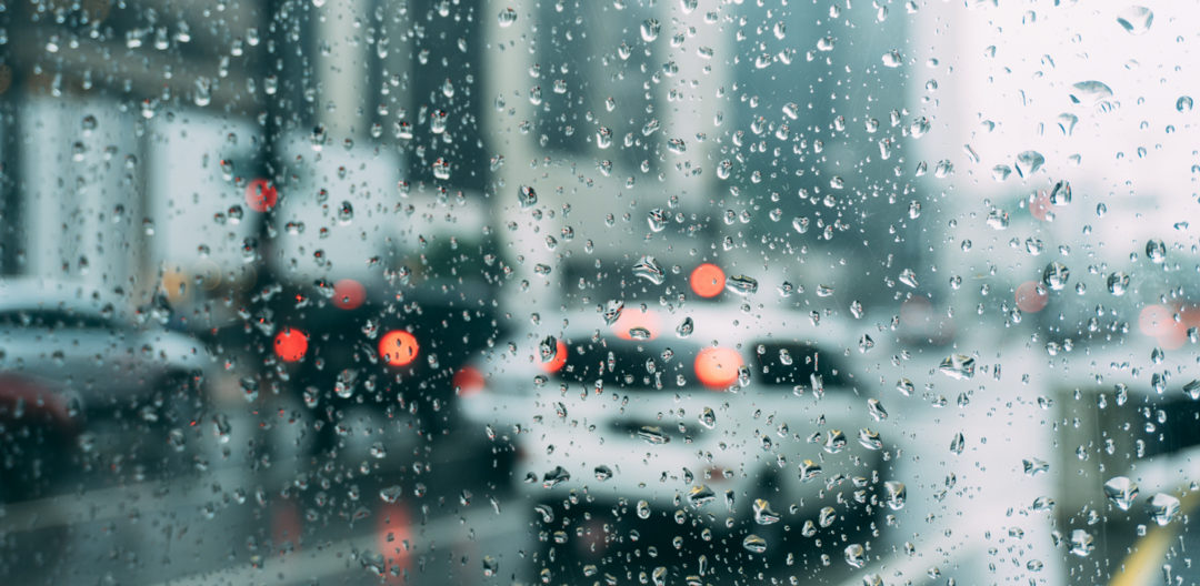 Route à travers vitre en temps de pluie
