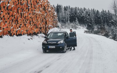 black vehicle on snowfield near logs 2083462 400x250 - eiverTips : les astuces de conduite par eiver
